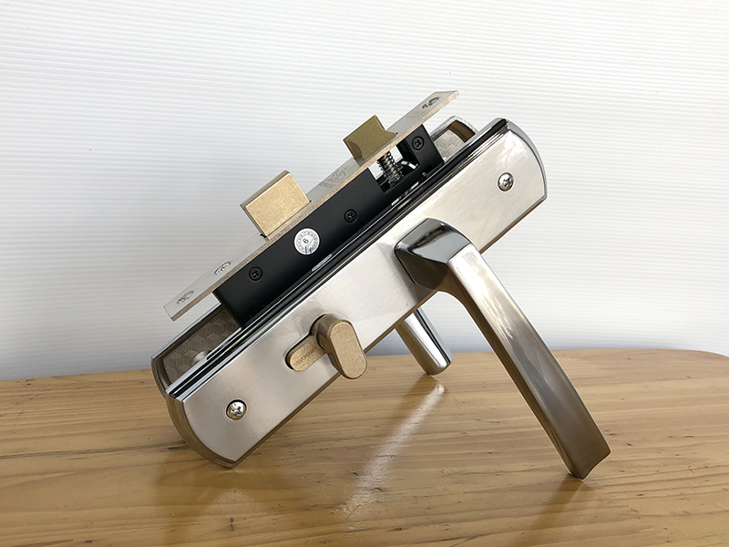 Khóa tay gạt inox thông phòng Huy Hoàng SS5868